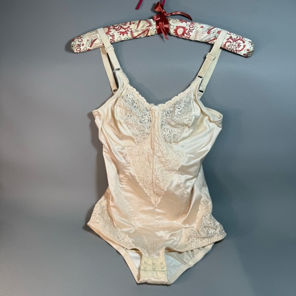 Partners Vintage New Cream Lace Underwire Shapewear Bodysuit 38B - Picture 1 of 7